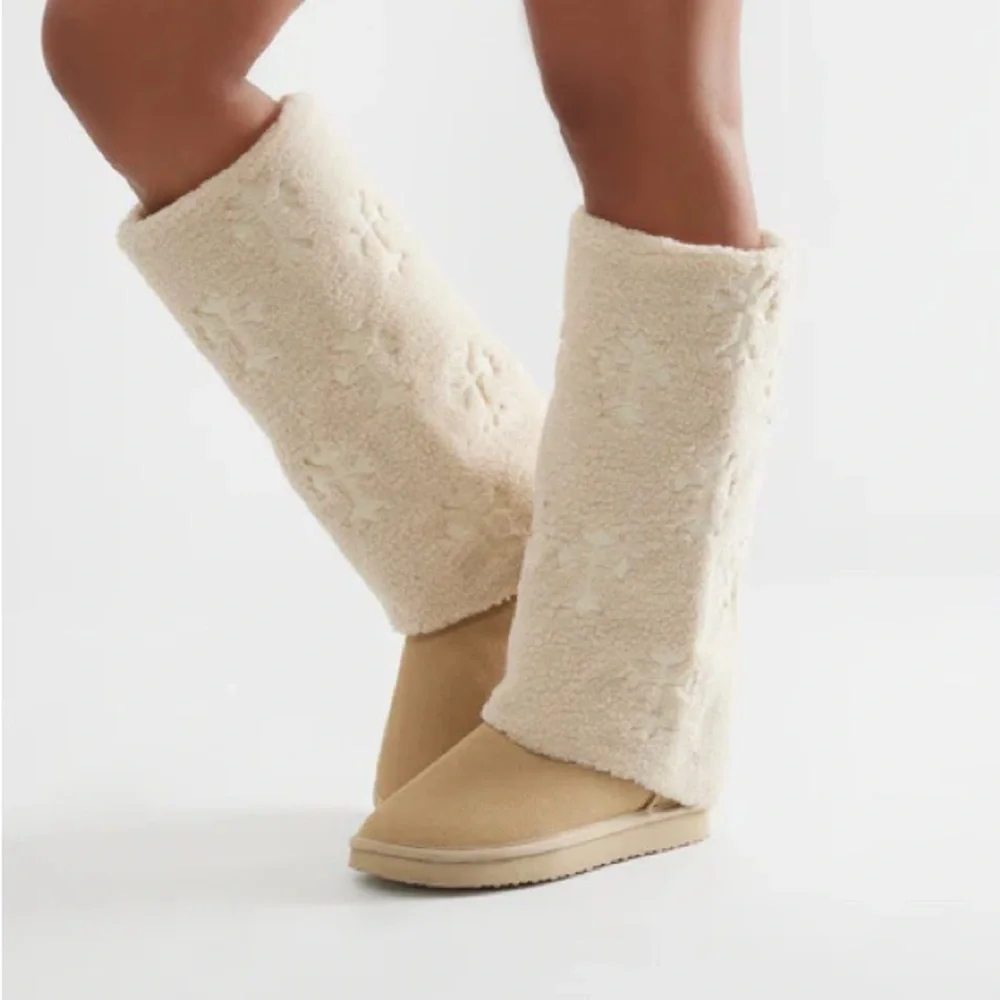 Cozy Cream Sherpa Boots NEW 🏷️